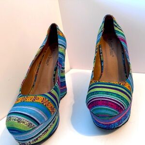 Beautiful, fun, and colorful shoe. Great with jeans. Size 10, 5 in wedge.